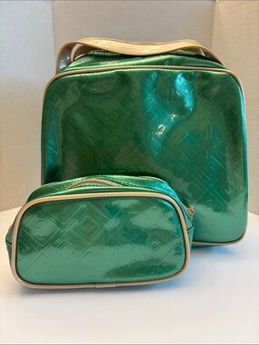💕3/90💕Clinique 2 pc Green Patent Travel Bag Set NWOT